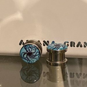 Steel plugs for stretched piercings